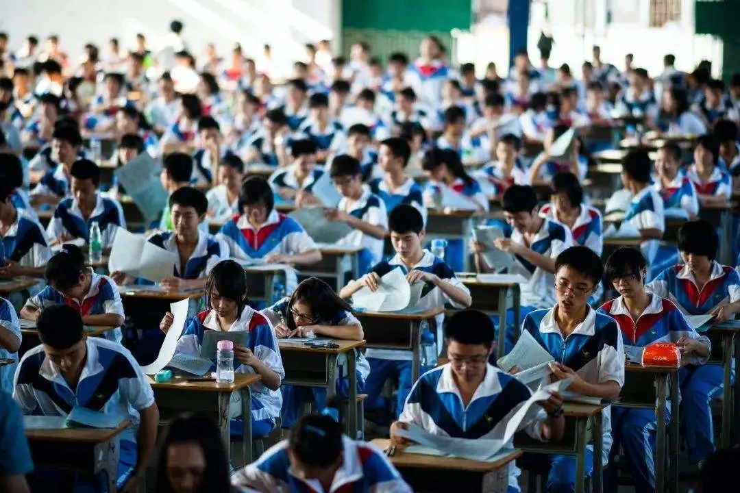 廣東虹科 | 高考后的選擇至關(guān)重要,屋面瓦代理加盟,品牌選擇也是如此